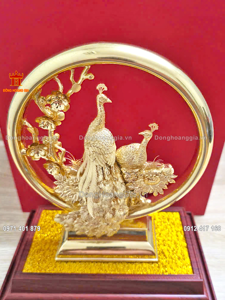 Từng đường nét trên pho tượng chim công uyên ương được chạm thủ công tinh xảo
